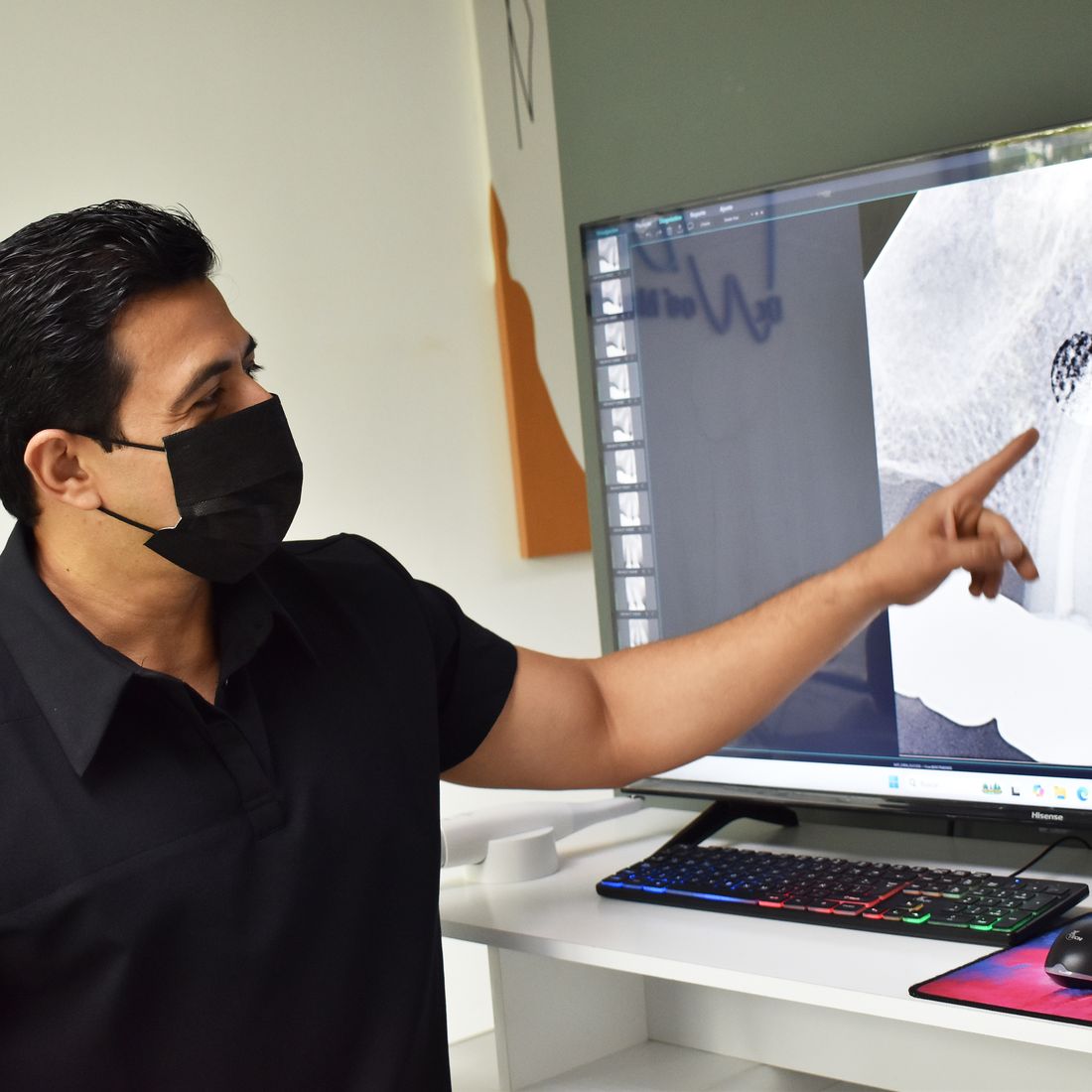 El Dr. Noé Martínez explica la radiografía de un tratamiento de conducto en pantalla